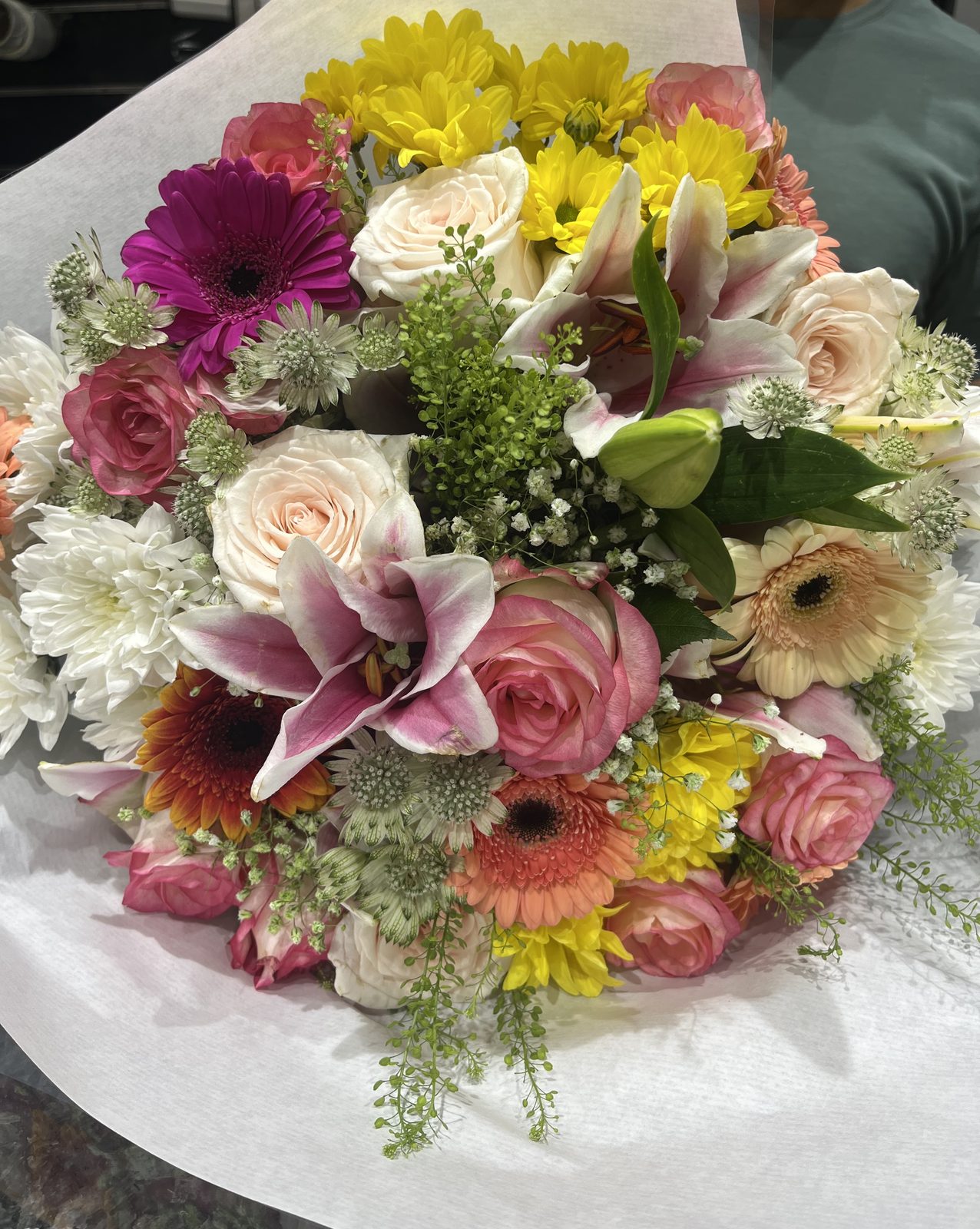 Bouquet coloré composé à la boutique : lys, gerberas, roses et chrysanthèmes
